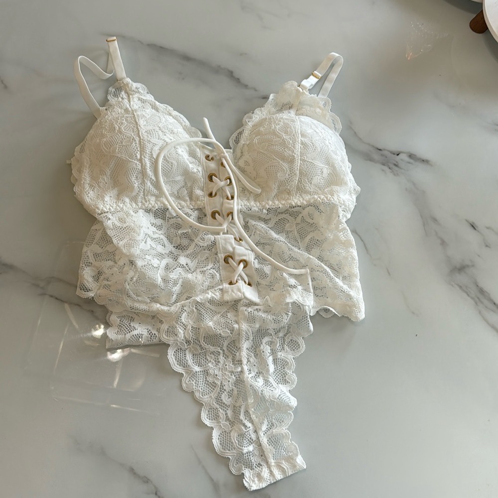 NWT Lace body suit, size S/M